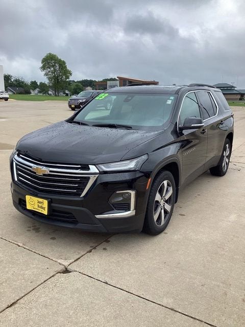 2023 Chevrolet Traverse LT Leather in Mosaic Black Metallic — front three-quarter view