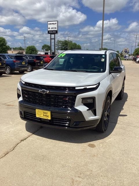 2024 Chevrolet Traverse RS in Iridescent Pearl Tricoat — front three-quarter view