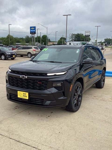 2024 Chevrolet Traverse RS in Mosaic Black Metallic — front three-quarter view